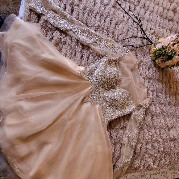 Dress with lots of beads and crystals - Picture 2 of 8